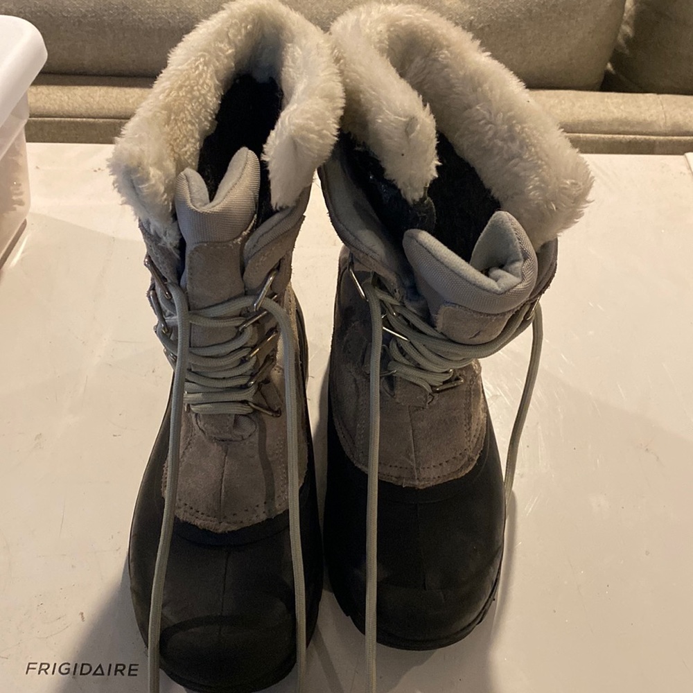 Women sz 8 winter boats.